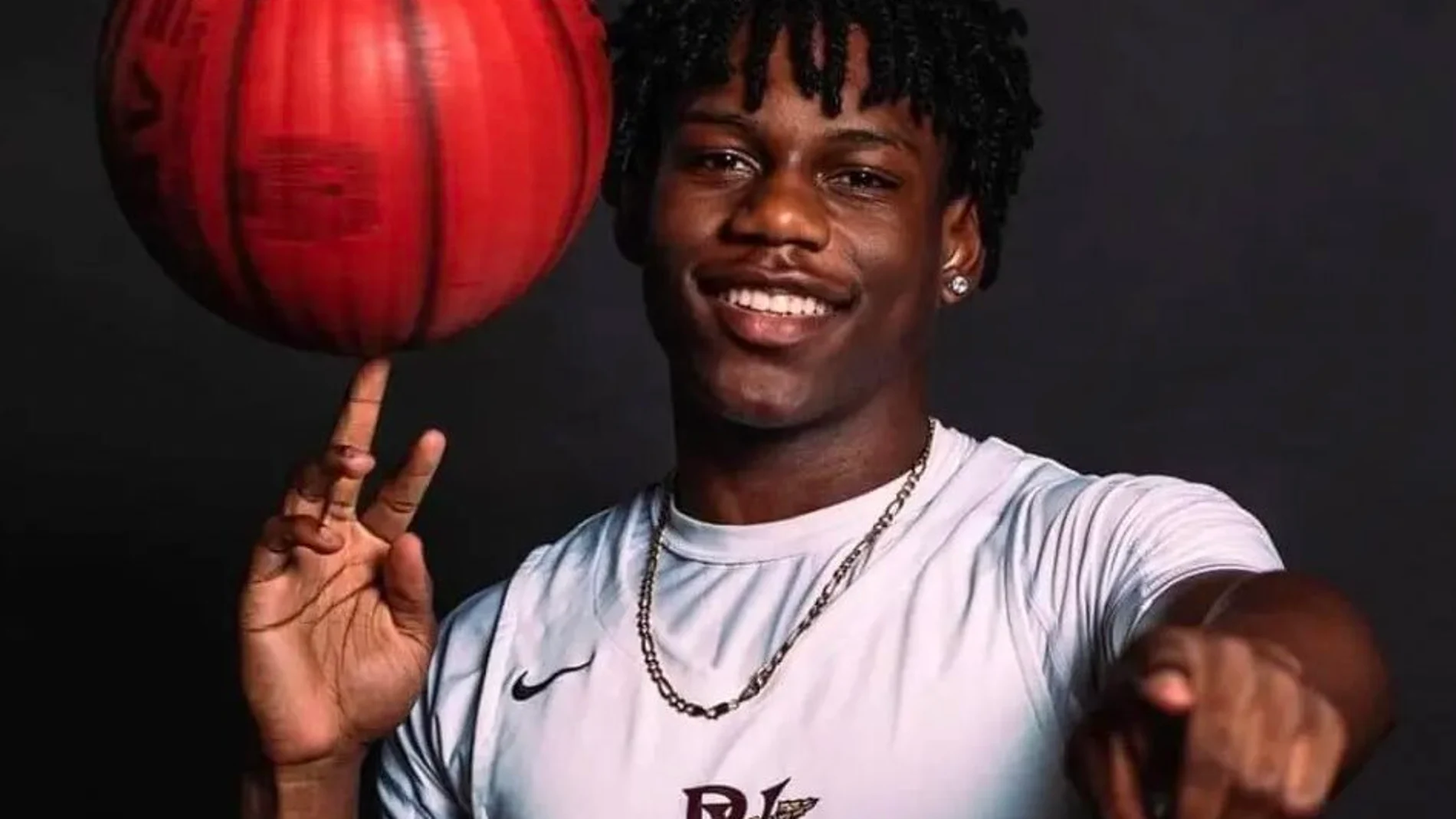 Muere a los 17 años una promesa del baloncesto estadounidense tras desplomarse en un entrenamiento Muere a los 17 años una promesa del baloncesto estadounidense tras desplomarse en un entrenamiento