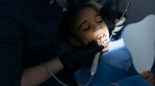 Ni&ntilde;a en el dentista