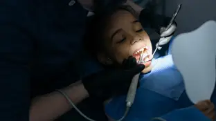Niña en el dentista Niña en el dentista
