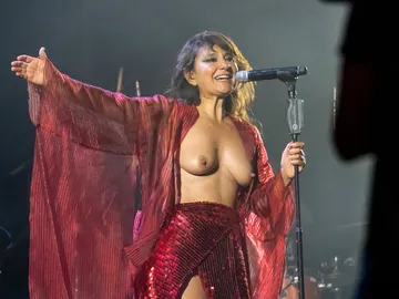 Amaral muestra sus pechos en el Festival Sonorama Amaral muestra sus pechos en el Festival Sonorama