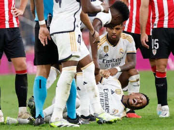 El defensa del Real Madrid Éder Militao se lamenta en el suelo tras lesionarse