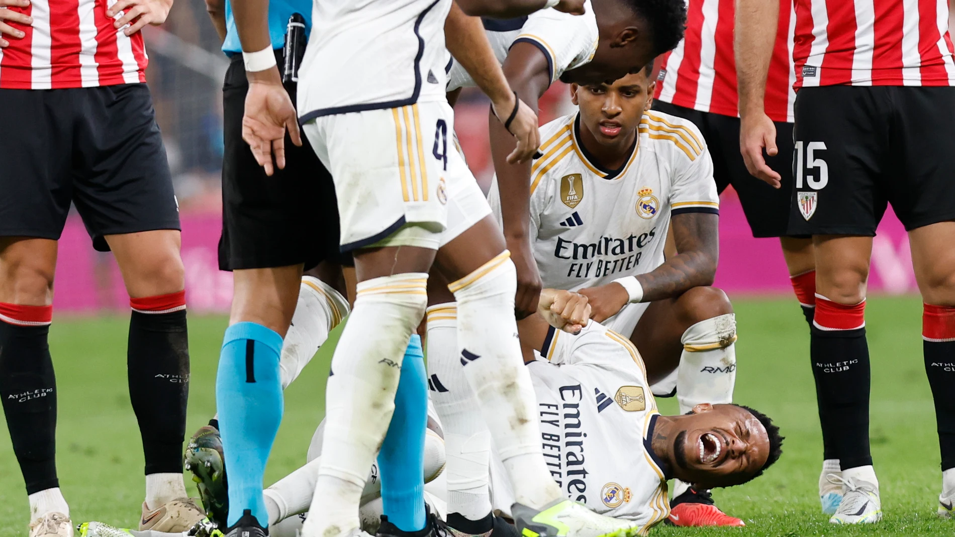 El defensa del Real Madrid Éder Militao se lamenta en el suelo tras lesionarse