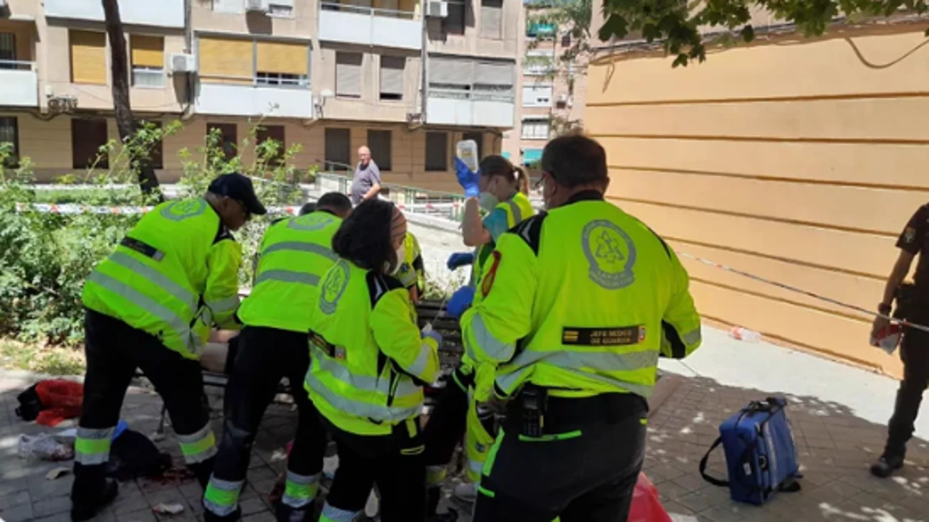 Los sanitarios atienden a un hombre que ha sido apuñalado en varias zonas de su cuerpo Los sanitarios atienden a un hombre que ha sido apuñalado en varias zonas de su cuerpo