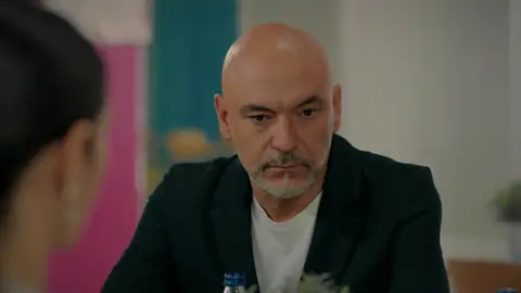 En el próximo capítulo de ‘Hermanos’: Ahmet impide que Ömer sea expulsado del colegio… ¿estará empezando a aceptar a su hijo? En el próximo capítulo de ‘Hermanos’: Ahmet impide que Ömer sea expulsado del colegio… ¿estará empezando a aceptar a su hijo?