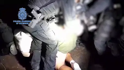 La Policía reduciendo al joven atrincherado La Policía reduciendo al joven atrincherado