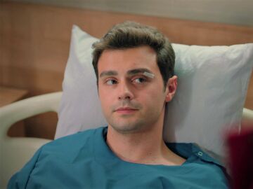 ¡La vida de Ömer no corre peligro!: El joven se recupera y le cuenta a Asiye que fue Sarp quien atropelló a Emel 