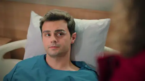 ¡La vida de Ömer no corre peligro!: El joven se recupera y le cuenta a Asiye que fue Sarp quien atropelló a Emel ¡La vida de Ömer no corre peligro!: El joven se recupera y le cuenta a Asiye que fue Sarp quien atropelló a Emel