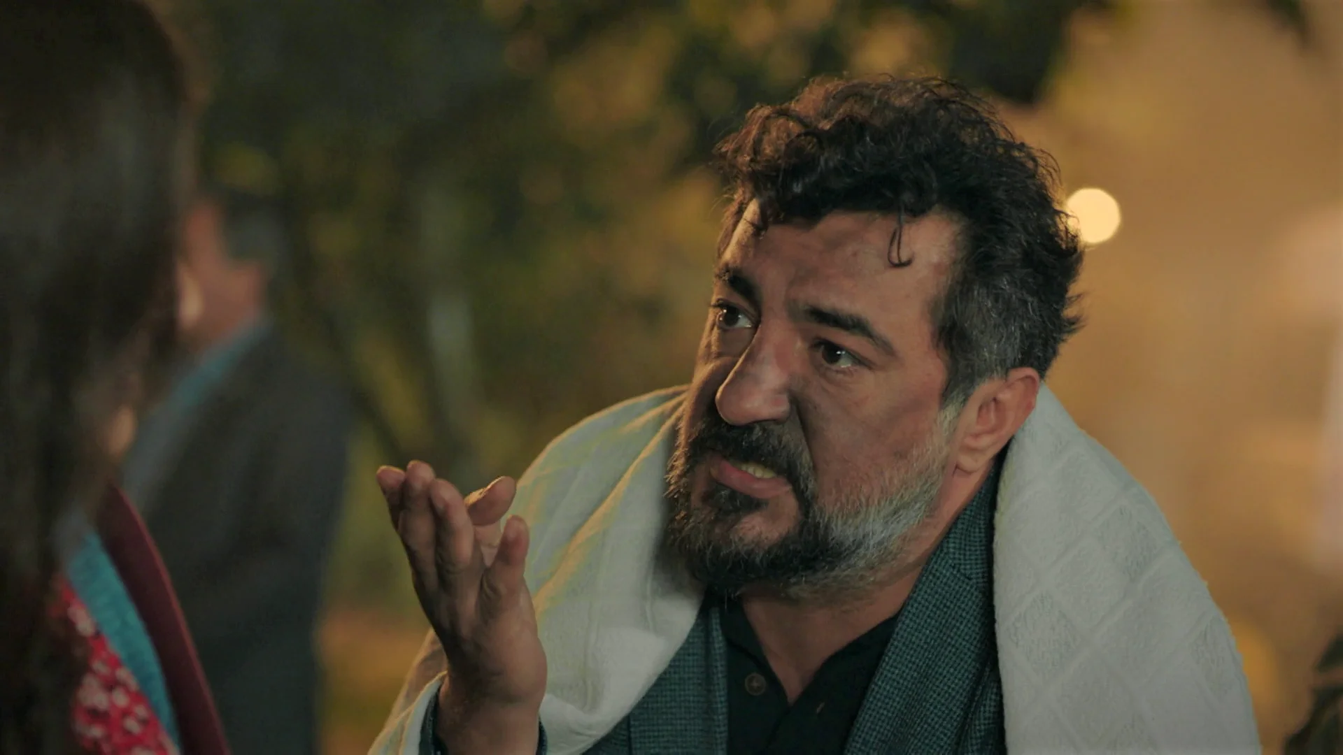 Gönül salva a Akif tras prender fuego a la furgoneta de Şengül: "Si no me hubieses sacado, solo habrían encontrado mis cenizas" Gönül salva a Akif tras prender fuego a la furgoneta de Şengül: "Si no me hubieses sacado, solo habrían encontrado mis cenizas"