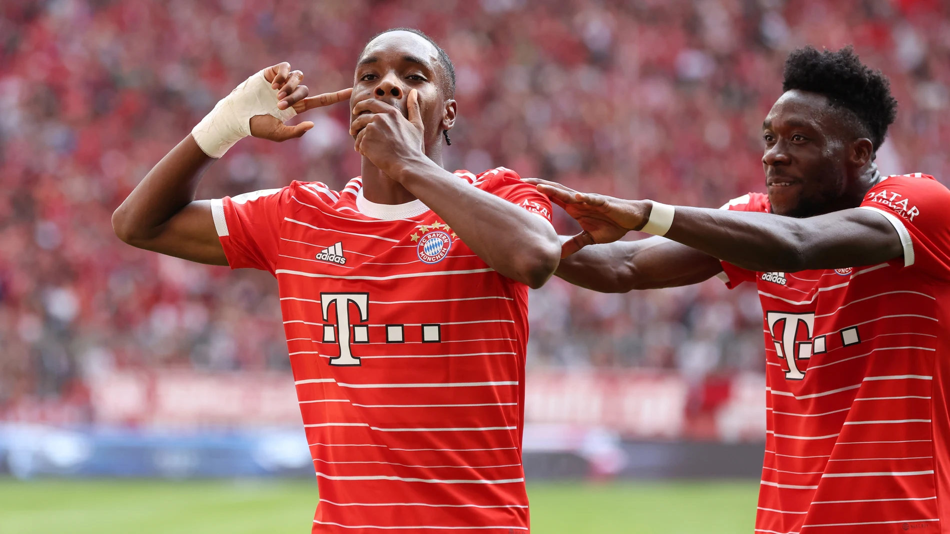  Mathys Tel celebra un gol con el Bayern