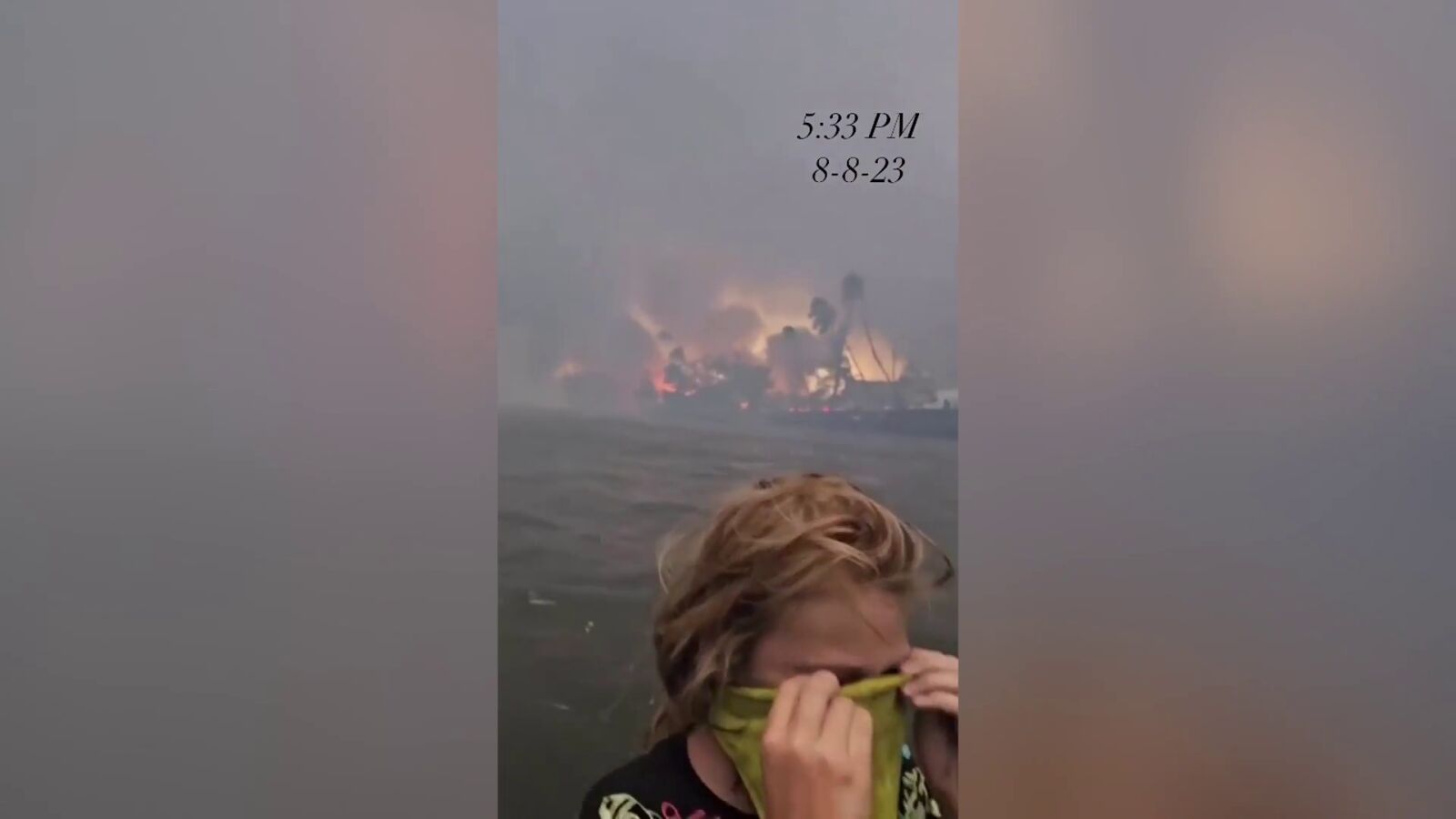 Las imágenes del terror en Hawái: una familia se lanza al agua rodeados por las llamas