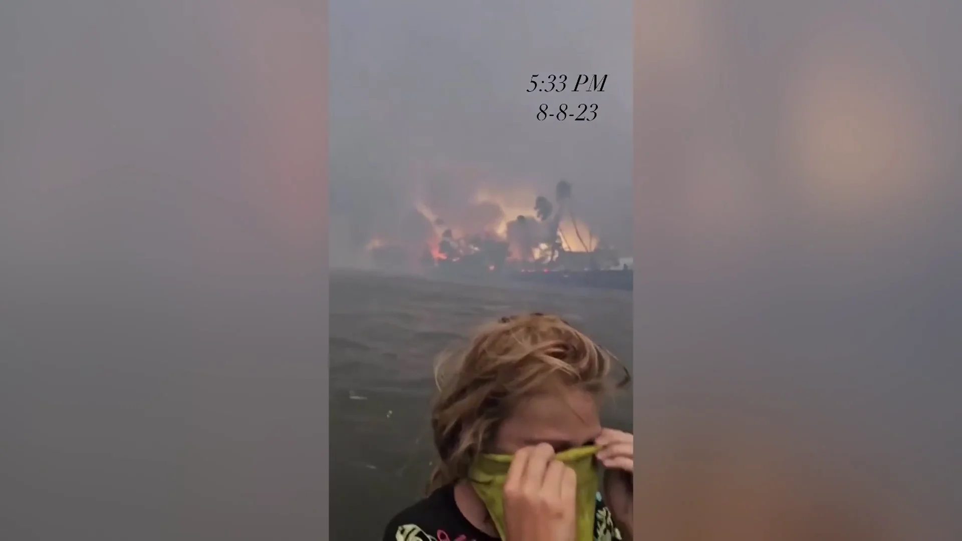 Joven en el agua para evitar el fuego
