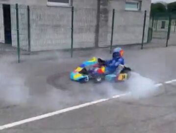 Los increíbles donuts de Fernando Alonso con un kart durante sus vacaciones