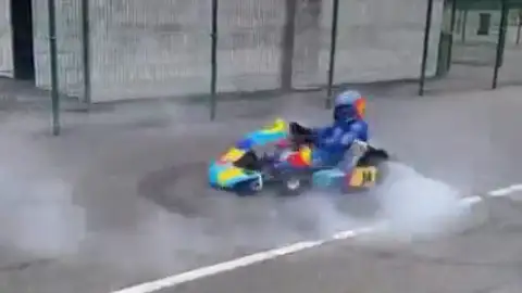 Los increíbles donuts de Fernando Alonso con un kart durante sus vacaciones