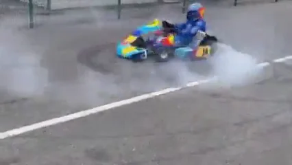 Los incre&iacute;bles donuts de Fernando Alonso con un kart durante sus vacaciones