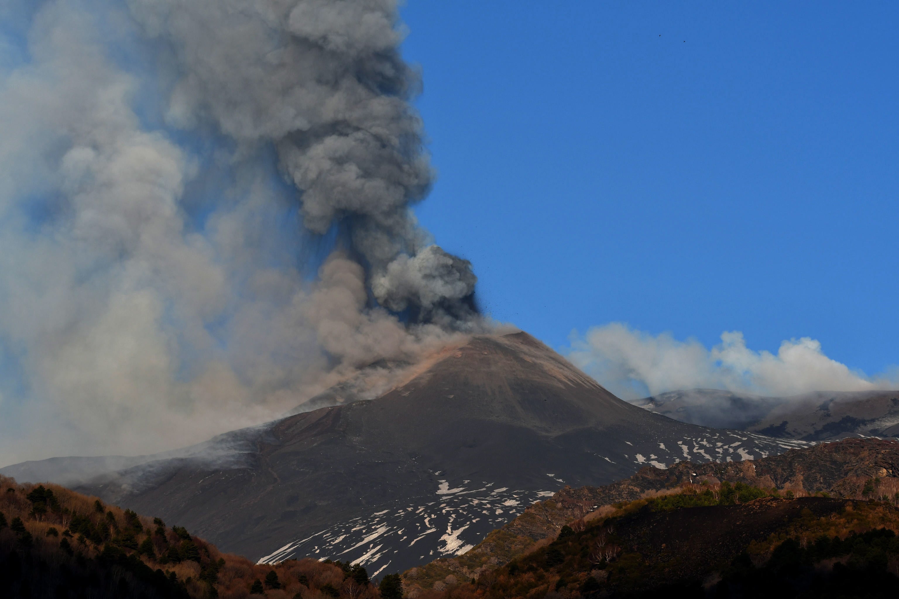 Действующий ли вулкан этна. Вулкан Этна в Италии. Этна Сицилия. Сицилия Италия вулкан Этна. Извержение вулкана Этна в Италии.
