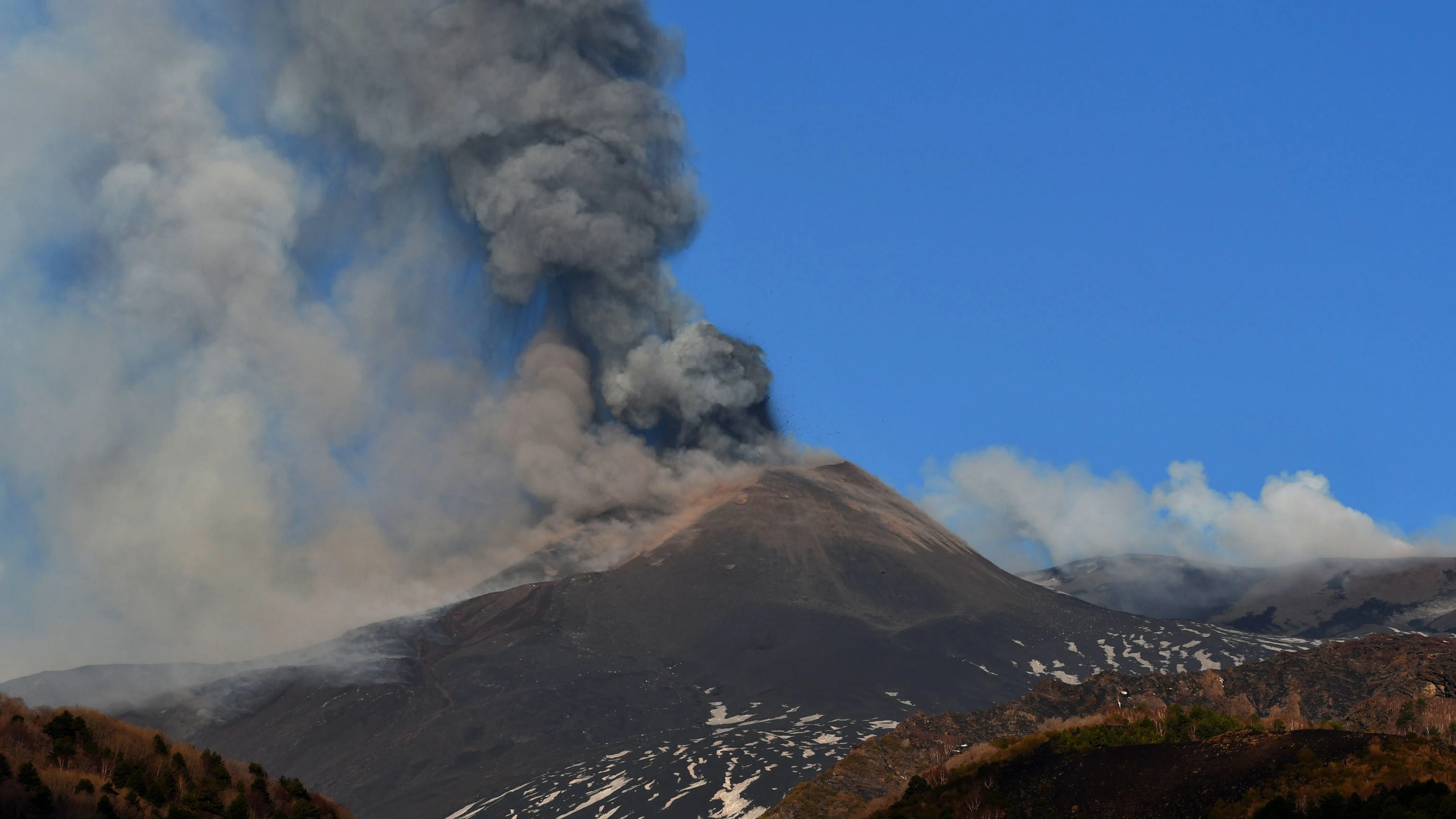 El volcán Etna vuelve a entrar en erupción El volcán Etna vuelve a entrar en erupción