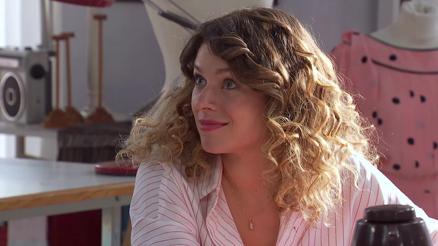 Entre miradas y sonrisas cómplices: la conversación entre Román y Lola deja una pregunta en el aire Entre miradas y sonrisas cómplices: la conversación entre Román y Lola deja una pregunta en el aire