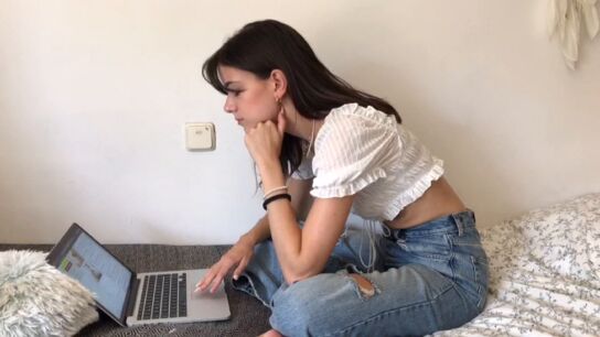Una joven buscando piso de alquiler