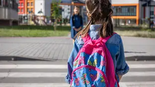 Una niña en su vuelta al cole Una niña en su vuelta al cole