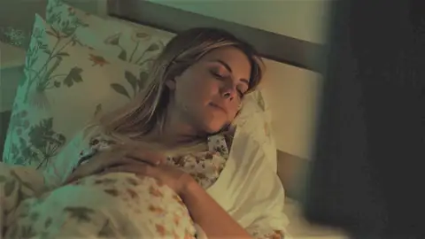 Erim se despierta en mitad de la noche… ¡Para intentar estrangular a Yildiz! Erim se despierta en mitad de la noche… ¡Para intentar estrangular a Yildiz!