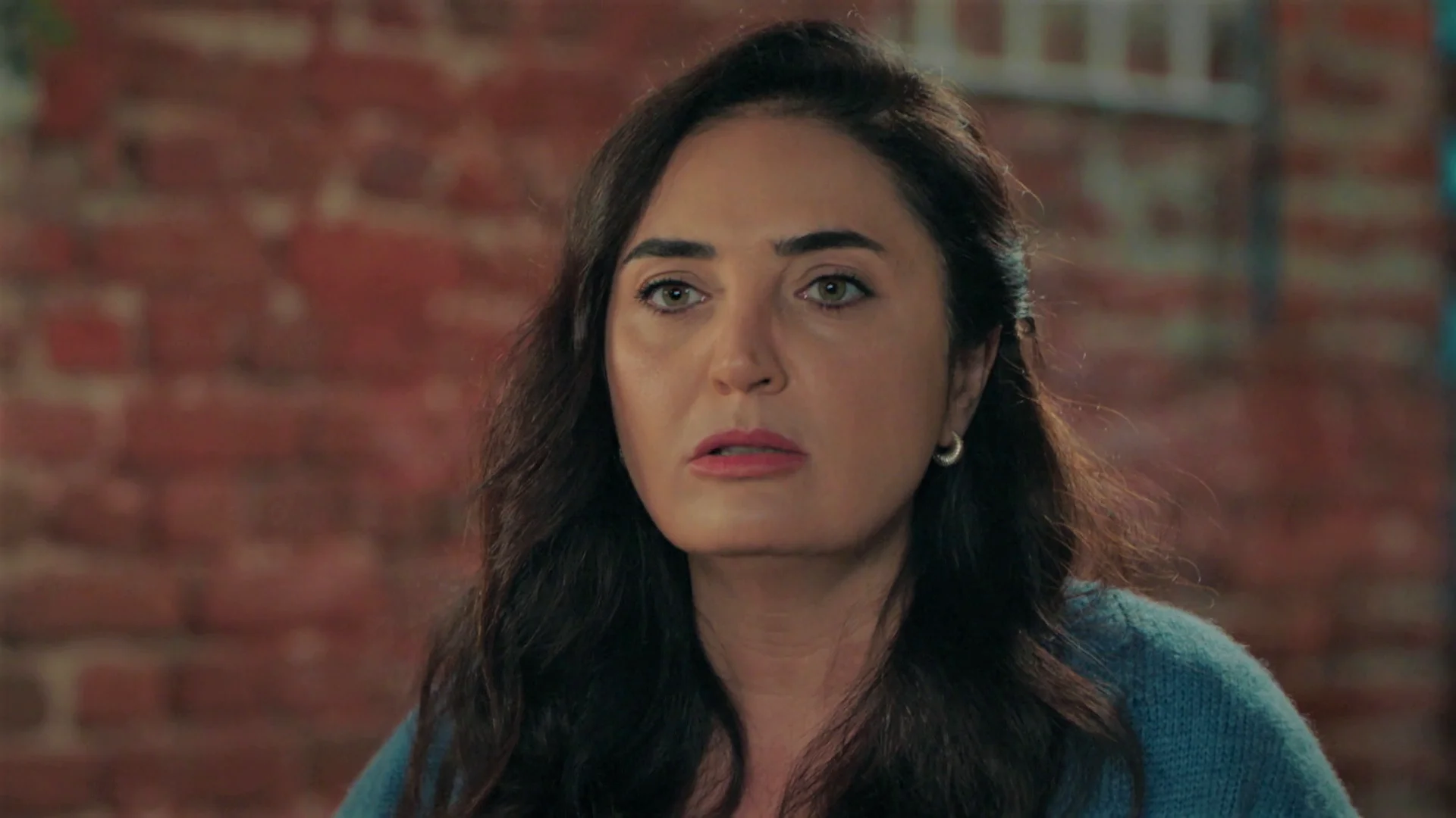 Şengül, sin palabras al ver que Gönül le ha arreglado la furgoneta tras haberla quemado –