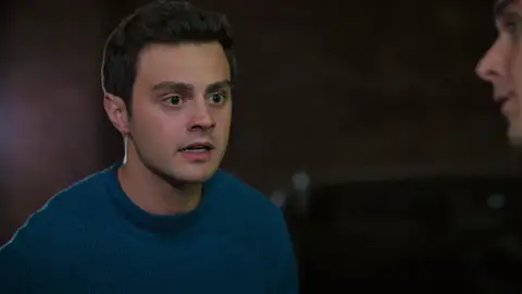 ¡Por los pelos!: Asiye evita que Ömer y Sarp vuelvan a pelearse ¡Por los pelos!: Asiye evita que Ömer y Sarp vuelvan a pelearse