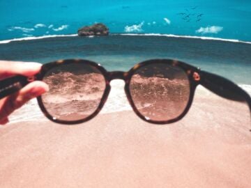 Gafas de sol frente al mar