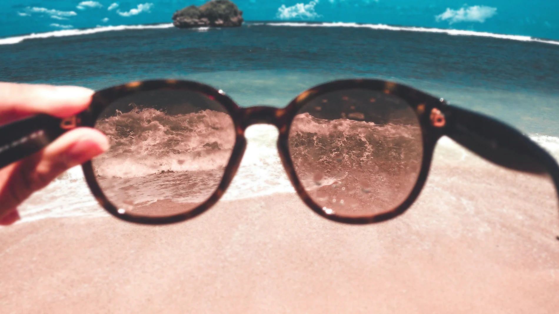 Gafas de sol frente al mar