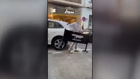 VÍDEO: Pelea entre un conductor y trabajadores de un bar por aparcar su coche en la terraza: "¡Tira para adelante o te rajo las ruedas ahora mismo!"
