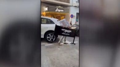 El vídeo de la pelea entre un conductor y trabajadores de un bar por aparcar su coche en la terraza: 