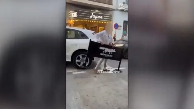V&Iacute;DEO: Pelea entre un conductor y trabajadores de un bar por aparcar su coche en la terraza: "&iexcl;Tira para adelante o te rajo las ruedas ahora mismo!"
