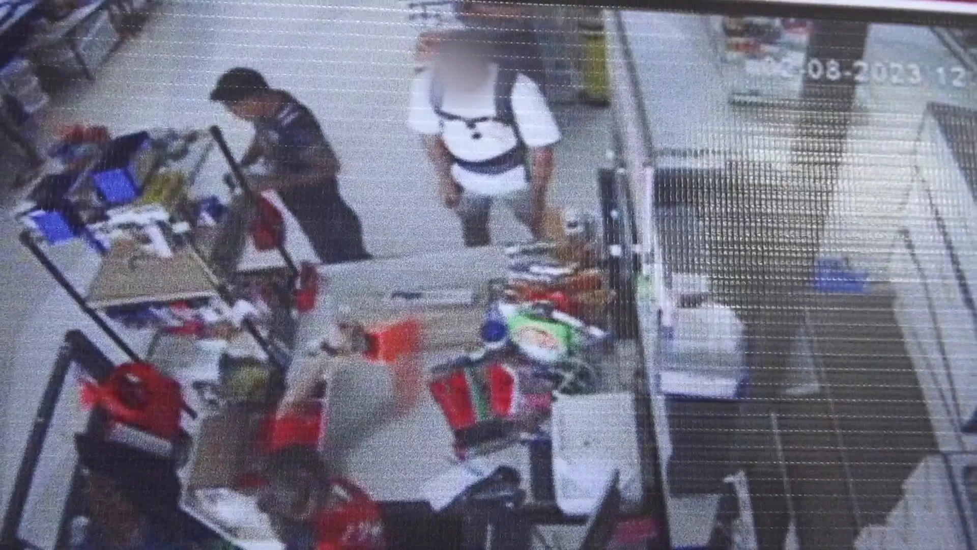 Daniel Sancho comprando cuchillos