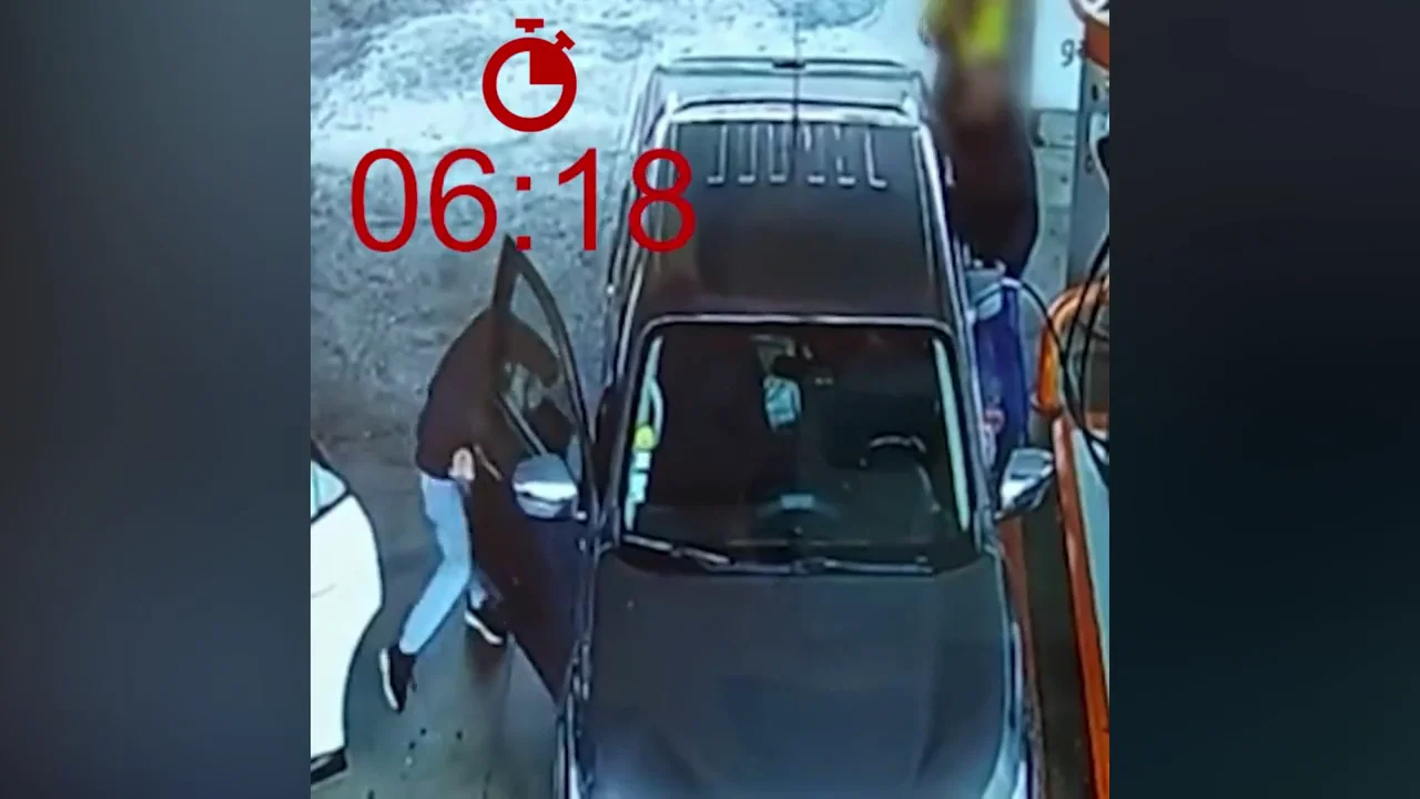 El vídeo del robo en una gasolinera a plena luz del día El vídeo del robo en una gasolinera a plena luz del día