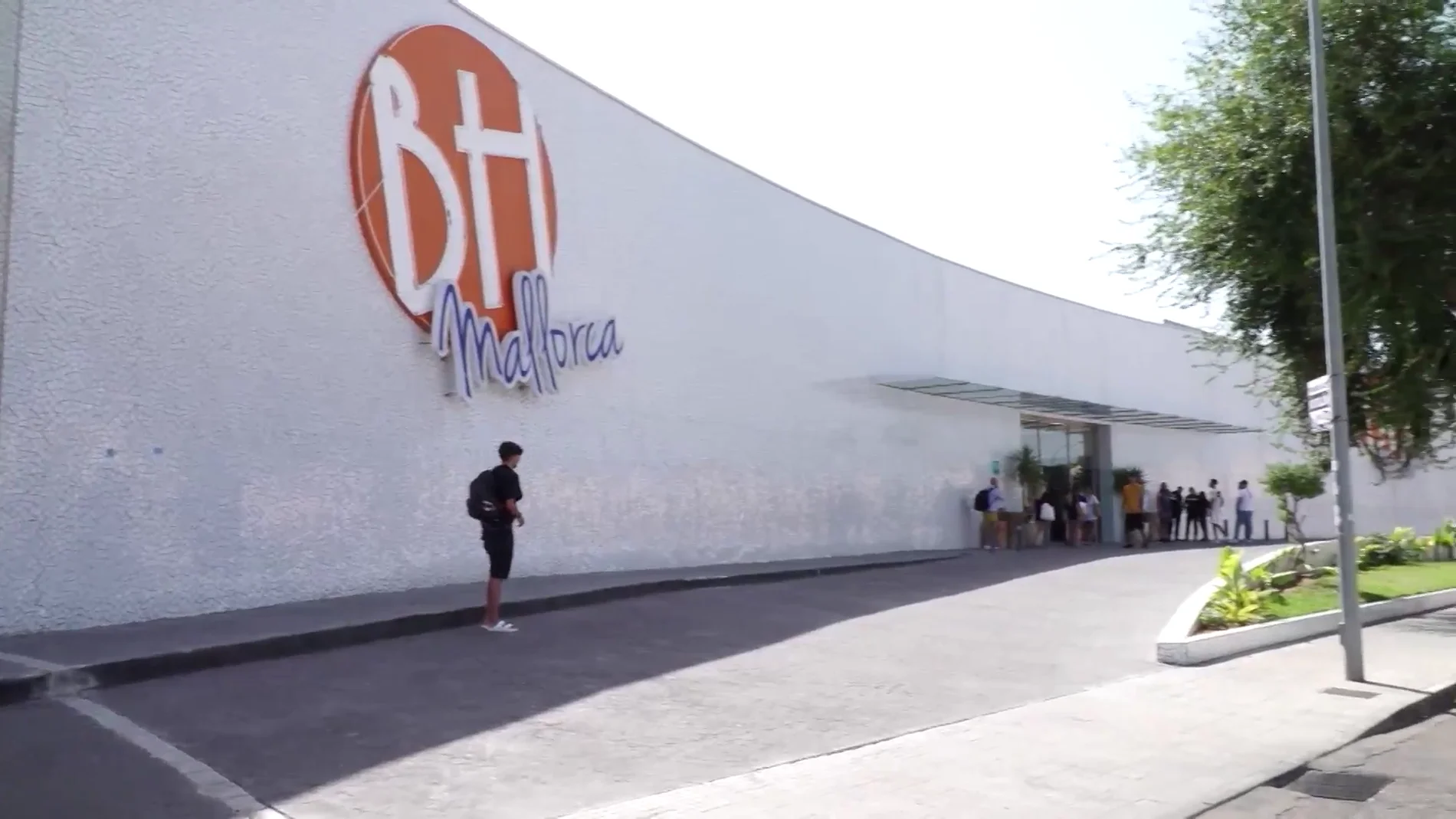 Detenida una 'manada' de extranjeros en Magaluf por abusar sexualmente de una joven Detenida una 'manada' de extranjeros en Magaluf por abusar sexualmente de una joven