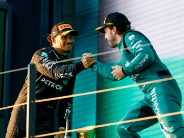 Lewis Hamilton y Fernando Alonso se dan la mano tras disputar una carrera de F1