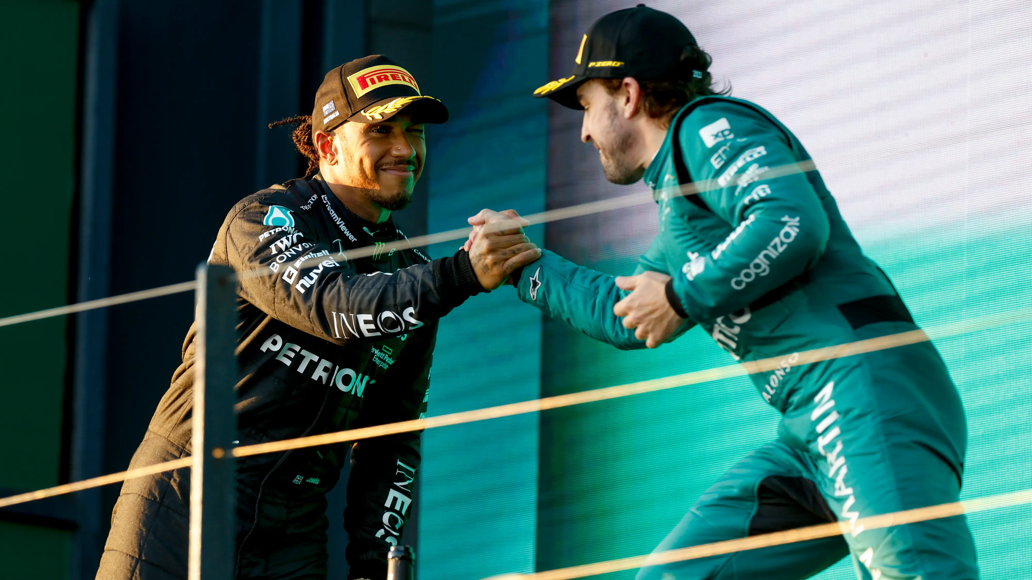 Lewis Hamilton y Fernando Alonso se dan la mano tras disputar una carrera de F1 Lewis Hamilton y Fernando Alonso se dan la mano tras disputar una carrera de F1