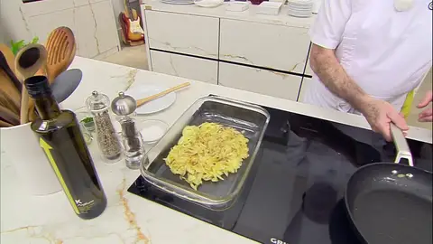 Retíralas a una fuente grande apta para el horno y resérvalas Retíralas a una fuente grande apta para el horno y resérvalas