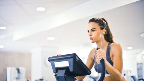Una mujer entrena en el gimnasio. Una mujer entrena en el gimnasio.