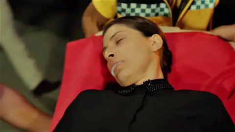 ¡Aysel, envenenada! La empleada se desploma tras ingerir la cena de Yildiz… ¿se pondrá bien? ¡Aysel, envenenada! La empleada se desploma tras ingerir la cena de Yildiz… ¿se pondrá bien?