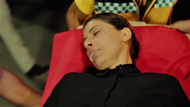 ¡Aysel, envenenada! La empleada se desploma tras ingerir la cena de Yildiz… ¿se pondrá bien? 