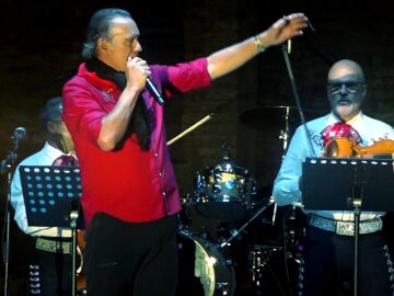 Bertín Osborne zanja el concierto de la discordia en La Rioja con un brindis "como los toreros"