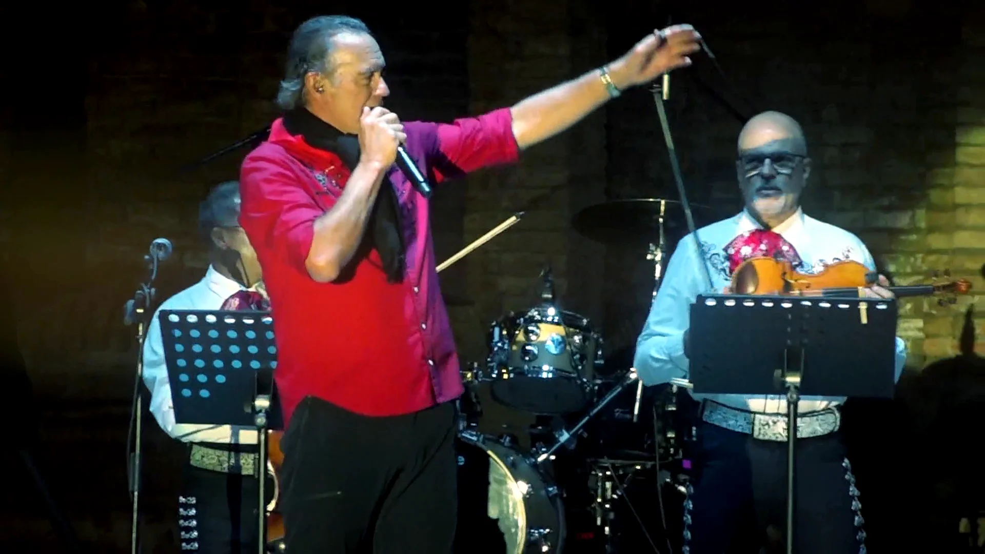 Bertín Osborne zanja el concierto de la discordia en La Rioja con un brindis "como los toreros" Bertín Osborne zanja el concierto de la discordia en La Rioja con un brindis "como los toreros"