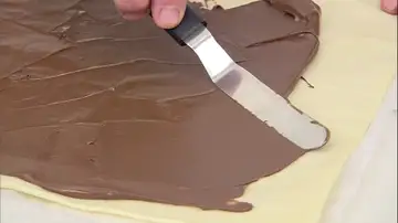 Unta la superficie con la crema de chocolate
