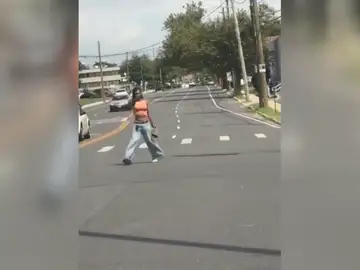 Mujer apunta con una pistola en Nueva York Mujer apunta con una pistola en Nueva York