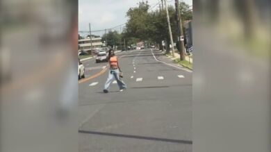 VÍDEO: Un policía de Nueva York atropella a una mujer que apuntaba con un arma por la calle