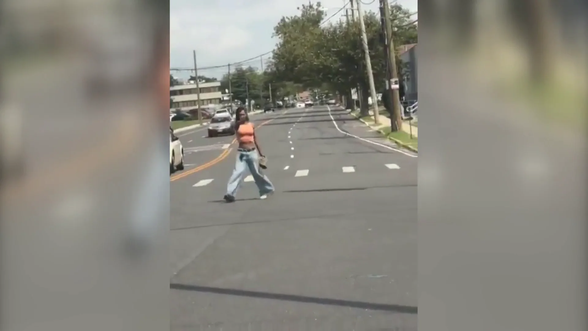 Mujer apunta con una pistola en Nueva York Mujer apunta con una pistola en Nueva York