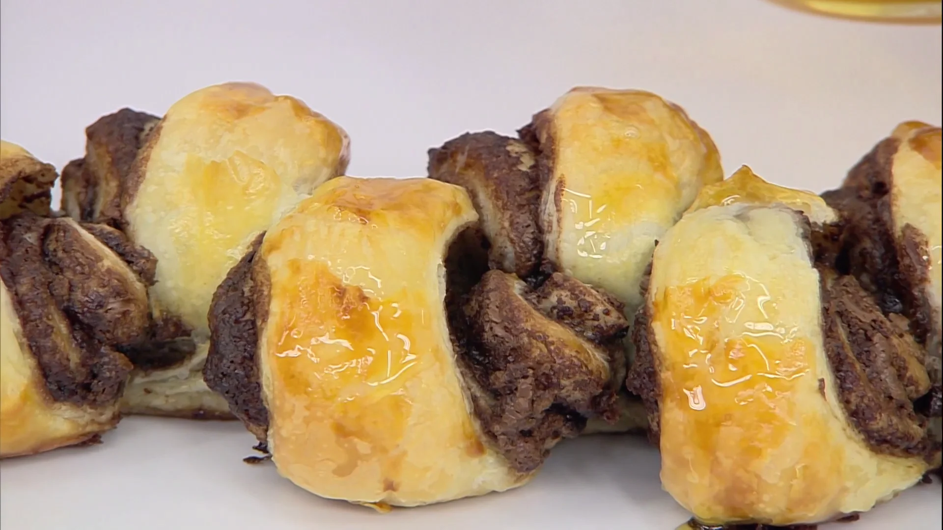 El postre goloso de Karlos Argui&ntilde;ano en solo 5 minutos: espiga de hojaldre y crema de chocolate