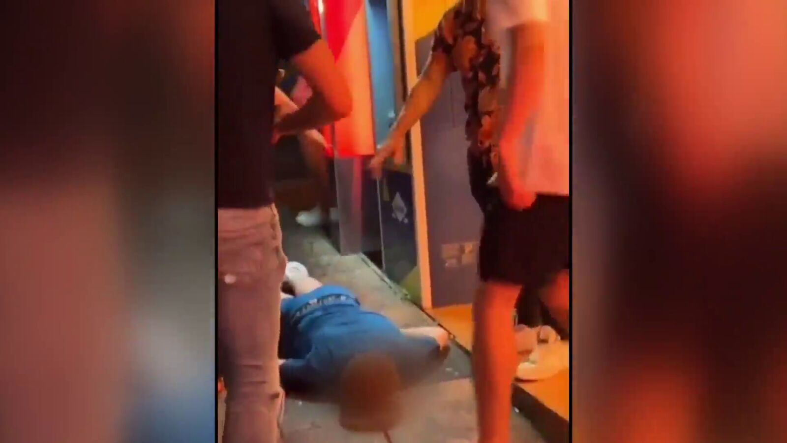 Brutal pelea en Magaluf: las imágenes de una batalla campal que termina con un joven inconsciente