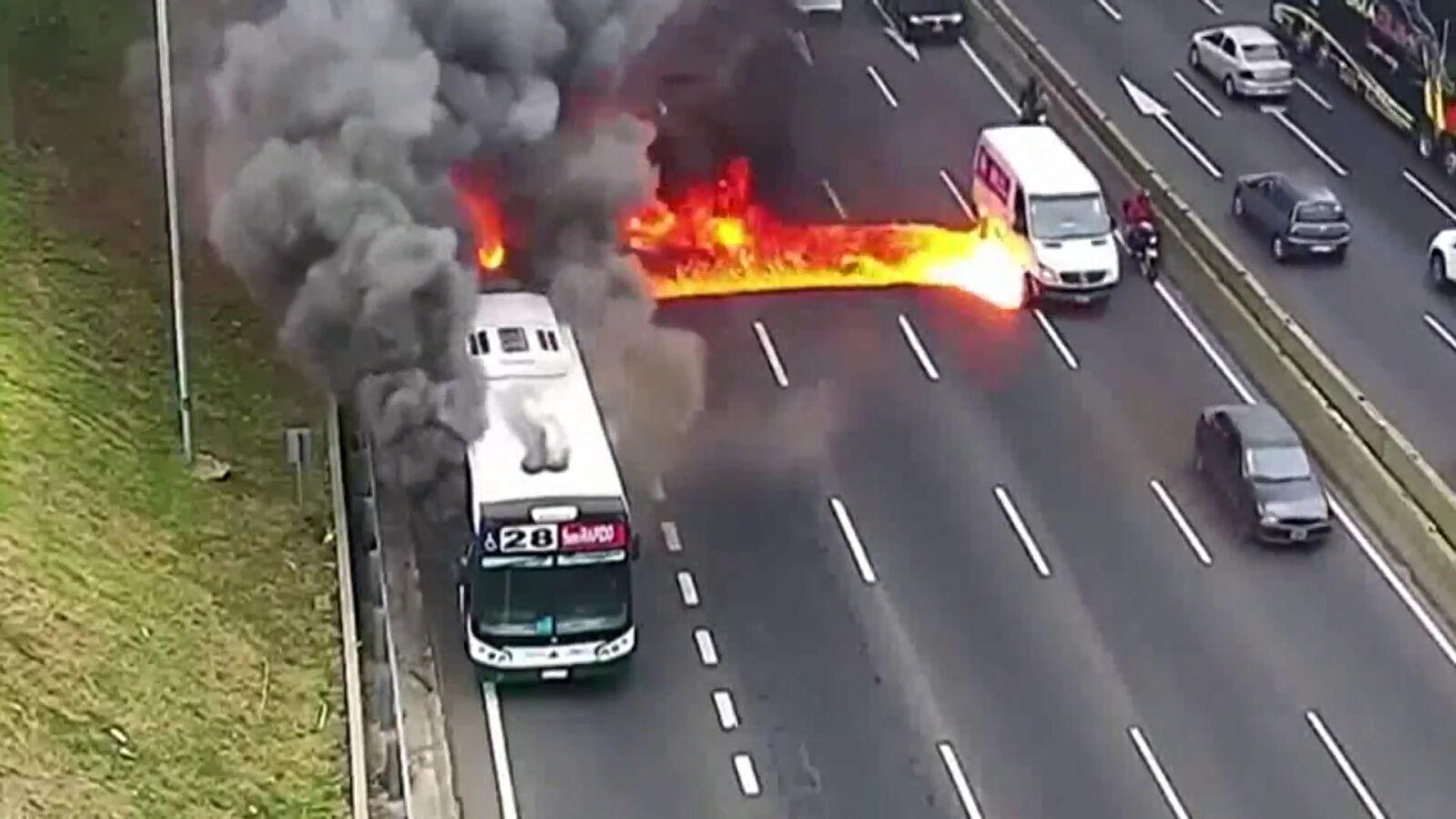 VÍDEO: Espectacular incendio de un autobús en Buenos Aires en plena carretera