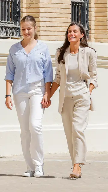 El look de la princesa Leonor y la reina Letizia El look de la princesa Leonor y la reina Letizia